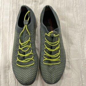 8 1/2 Merrell slip on sneaker with pull tie. Worn a few times, as seen by sole.